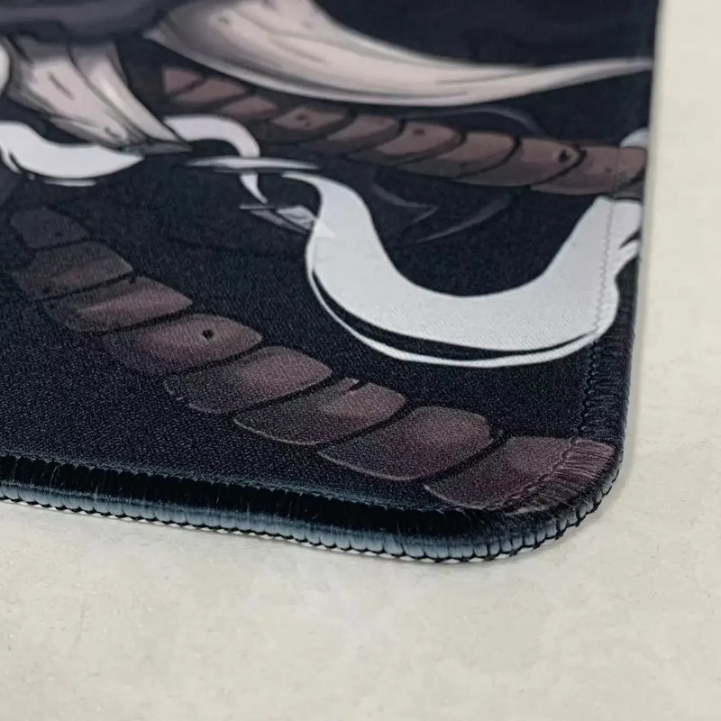 Mouse Pad Gamer Black Oni XXL 900x400 – Antiderrapante e Durável